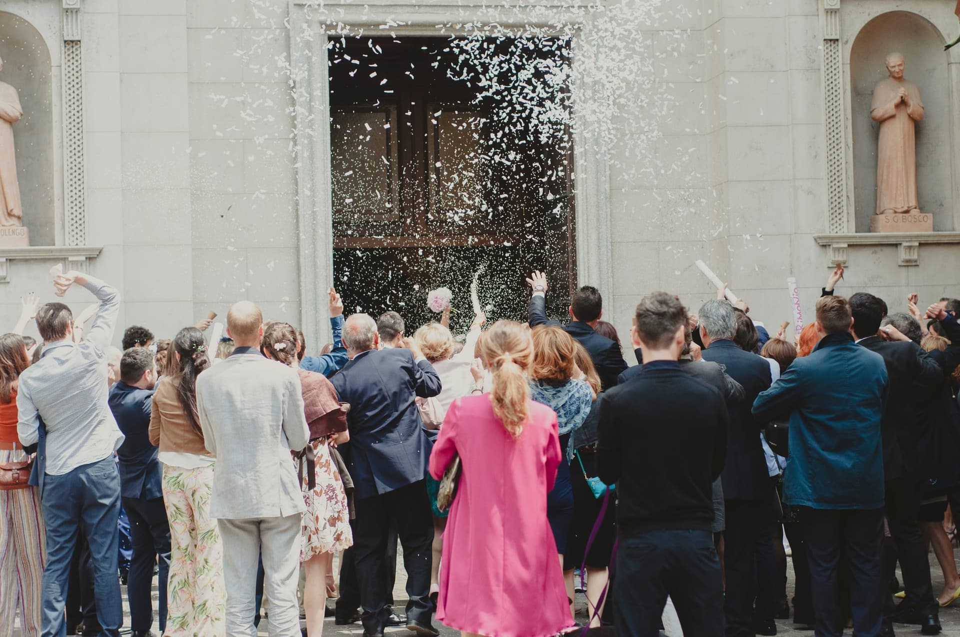 Invitados celebrando la salida de los recién casados de la ceremonia