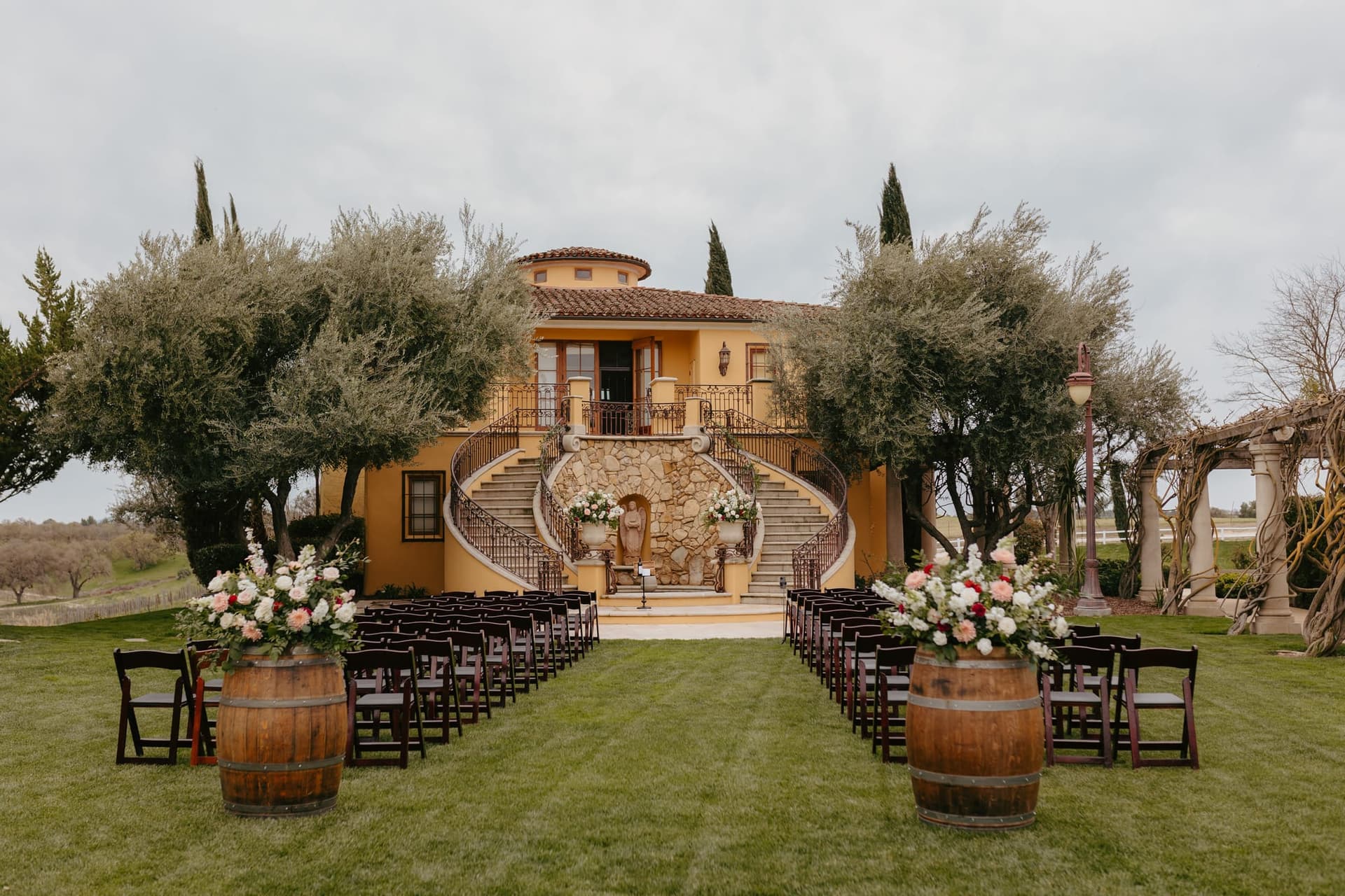 Espacio elegante para bodas al aire libre con escalinata de piedra