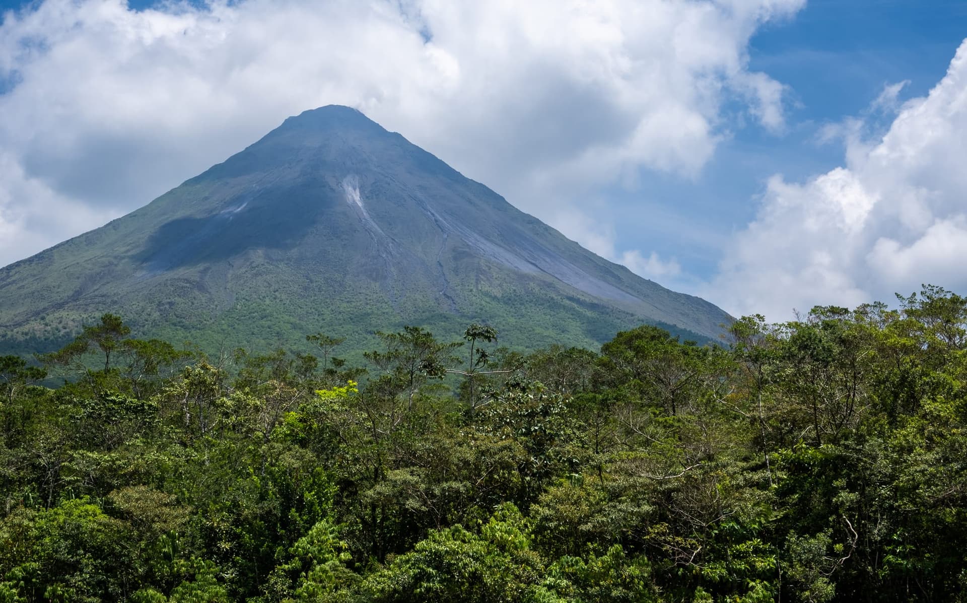 Volcán Arenal entre vegetación tropical en Costa Rica