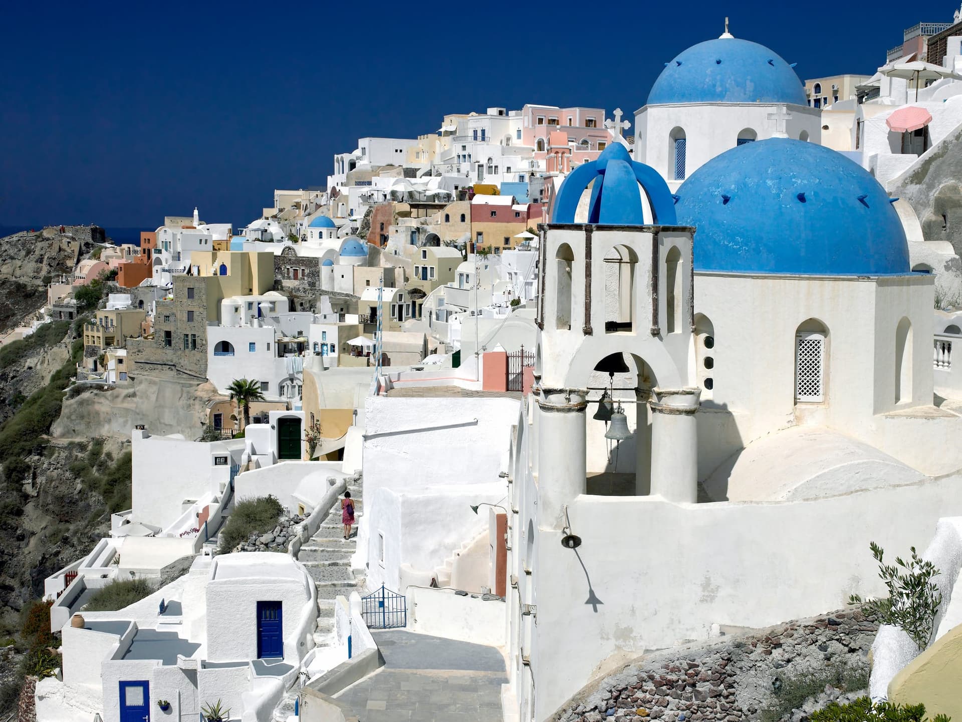 Cúpulas azules y casas blancas de Santorini, Grecia