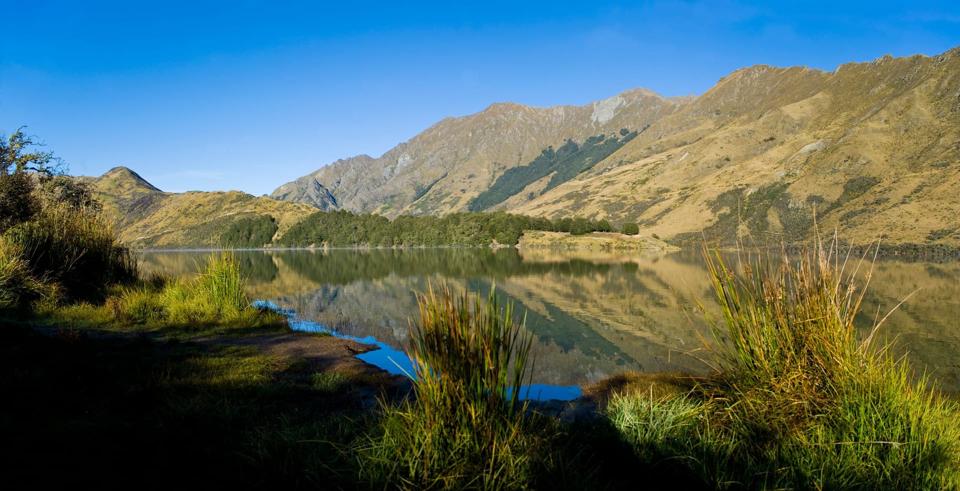 Montañas nevadas y lago en Nueva Zelanda