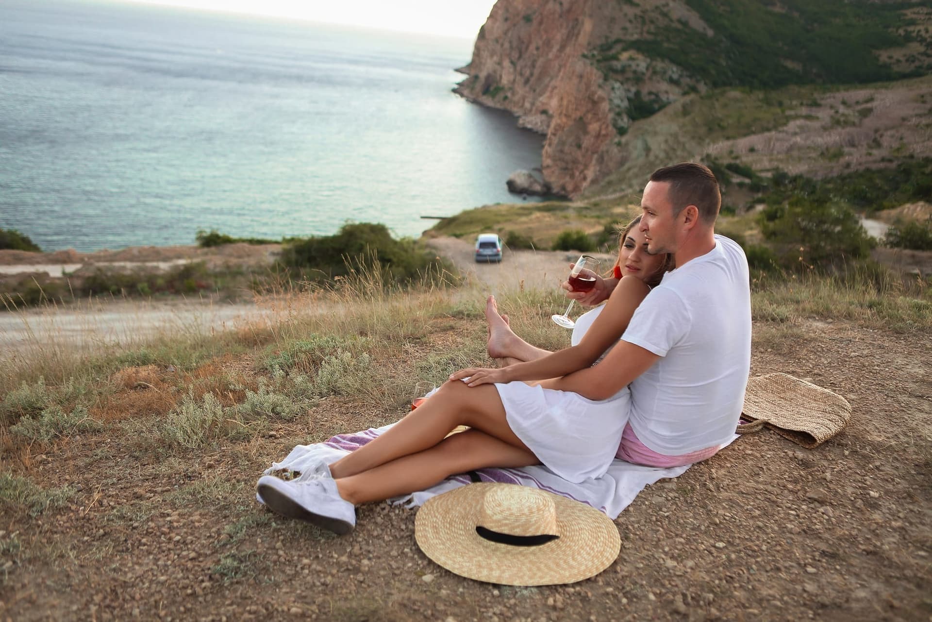 Pareja disfrutando de un picnic romántico junto al mar