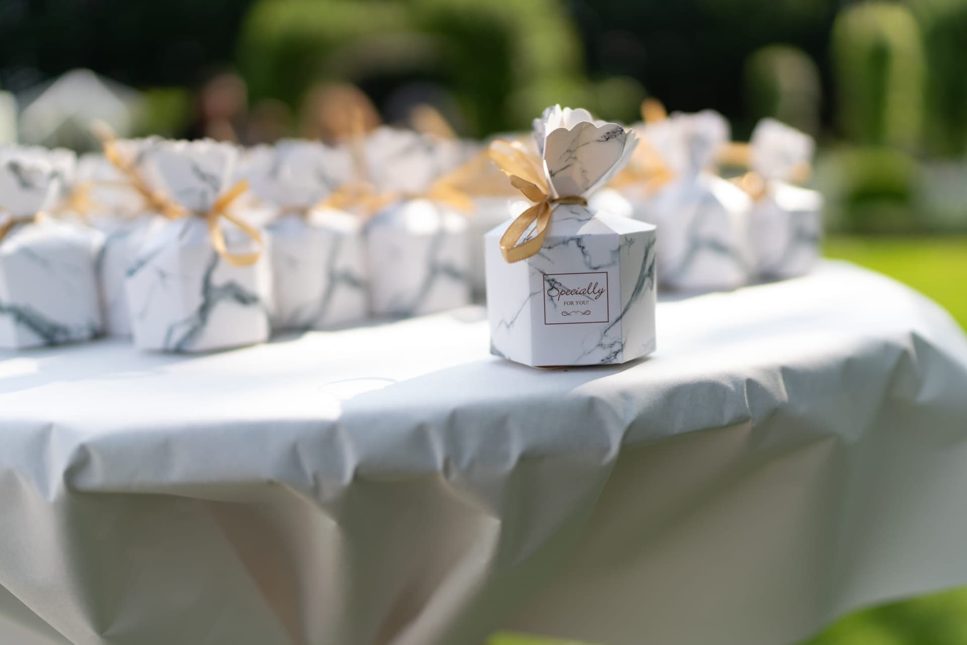 Detalles de boda preparados sobre una mesa al aire libre